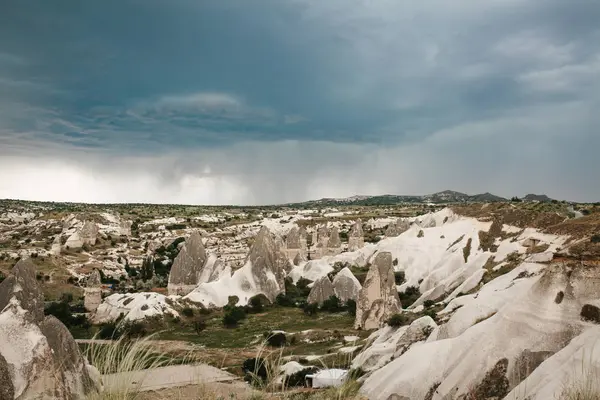 Hermosa vista de las colinas de Capadocia en Turquía con el telón de fondo de un dramático cielo nocturno. Son uno de los principales atractivos naturales de estos lugares . — Foto de Stock