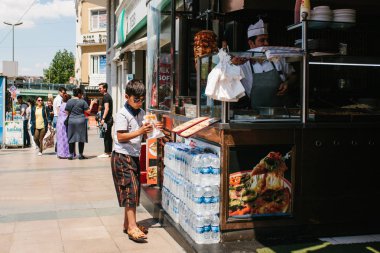 Istanbul, 11 Haziran 2017: gyros sokak satıcısından satın küçük çocuk