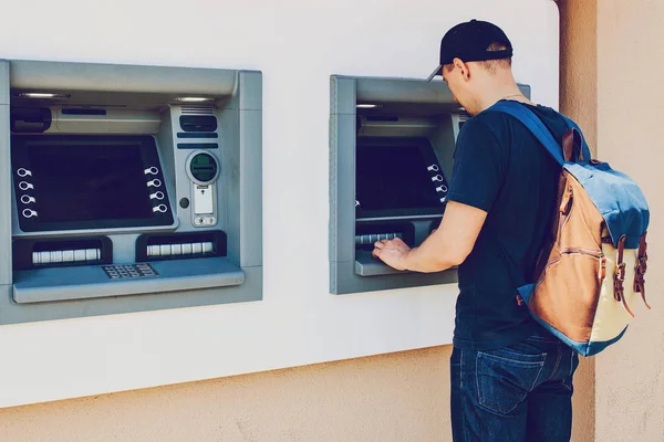 El turista retira dinero del cajero automático para otros viajes. Finanzas, tarjeta de crédito, retiro de dinero. Estilo de vida. Viaje. Vacaciones. — Foto de Stock