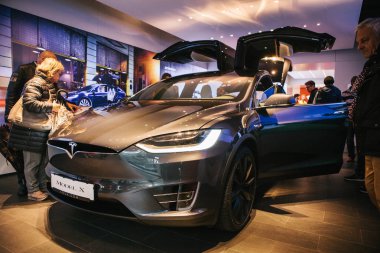 Berlin, 2 Ekim 2017: Bir elektrikli araç Tesla model X Berlin Tesla motor fuarında sunumunu.