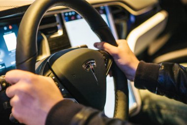 Berlin, 2 Ekim 2017: Bir elektrikli otomobil Tesla model X iç. Sürücü bir araba sürüş.