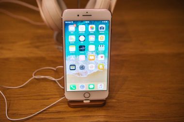 Berlin, 12 Aralık 2017: iphone 8 ve 8, artı ve satış resmi Apple Store Berlin'de yeni Apple ürünleri iphone tanıtımı. Yeni iphone 8 Plus.