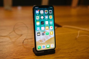 Berlin, 12 Aralık 2017: iphone X ve satış yeni Apple ürünleri resmi Apple Store Berlin tanıtımı. Modern çerçevesiz iphone X