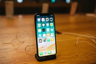 Berlin, 12 Aralık 2017: iphone X ve satış yeni Apple ürünleri resmi Apple Store Berlin tanıtımı. Modern çerçevesiz iphone X