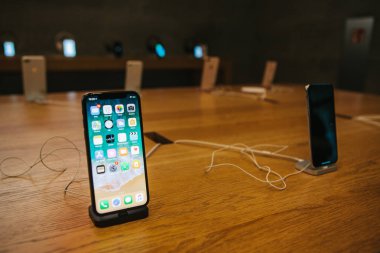 Berlin, 14 Aralık 2017: Berlin'de resmi elma stok içinde belgili tanımlık iphone X tanıtımı. Modern teknolojiler X. modern çerçevesiz iphone. Satılık.