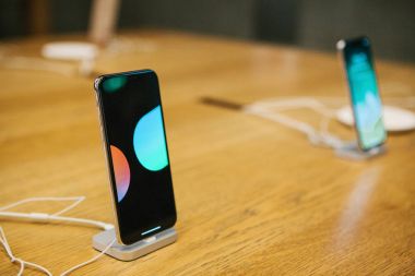 Berlin, 12 Aralık 2017: iphone X ve satış yeni Apple ürünleri resmi Apple Store Berlin tanıtımı. Modern çerçevesiz iphone X