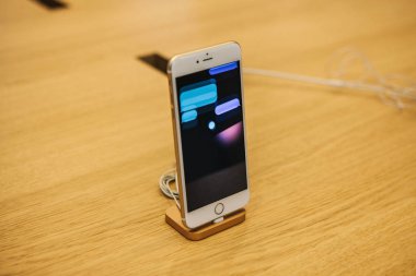 Berlin, 12 Aralık 2017: iphone 8 ve 8, artı ve satış resmi Apple Store Berlin'de yeni Apple ürünleri iphone tanıtımı. Yeni iphone 8 Plus.