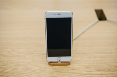 Berlin, 14 Aralık 2017: sunu iPhone 8 artı Berlin'de resmi Apple Store. Modern teknolojiler. Satılık.