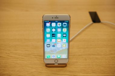 Berlin, 12 Aralık 2017: sunu iPhone 8 Plus Berlin resmi Apple Store. Yeni iphone 8 Plus.