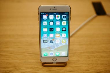 Berlin, 12 Aralık 2017: sunu iPhone 8 Plus Berlin resmi Apple Store. Yeni iphone 8 Plus.