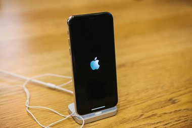 Berlin, 12 Aralık 2017: iphone X ve satış yeni Apple ürünleri resmi Apple Store Berlin tanıtımı. Modern çerçevesiz iphone X