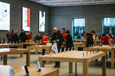 Berlin, 12 Aralık 2017: 8, artı ve yeni Apple ürünleri satış resmi Apple Store iphone ve iphone X tanıtımı. Alıcılar yeni iphone izliyor. Uzun zamandır beklenen olay.