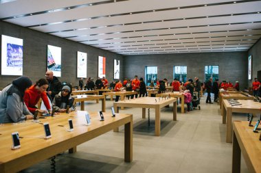 Berlin, 12 Aralık 2017: 8, artı ve yeni Apple ürünleri satış resmi Apple Store iphone ve iphone X tanıtımı. Alıcılar yeni iphone izliyor. Uzun zamandır beklenen olay.