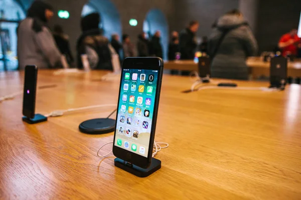 Berlim, 12 de dezembro de 2017: apresentação do iPhone 8 e iPhone 8 plus e venda de novos produtos Apple na loja oficial da Apple em Berlim. O novo iPhone 8 Plus . — Fotografia de Stock