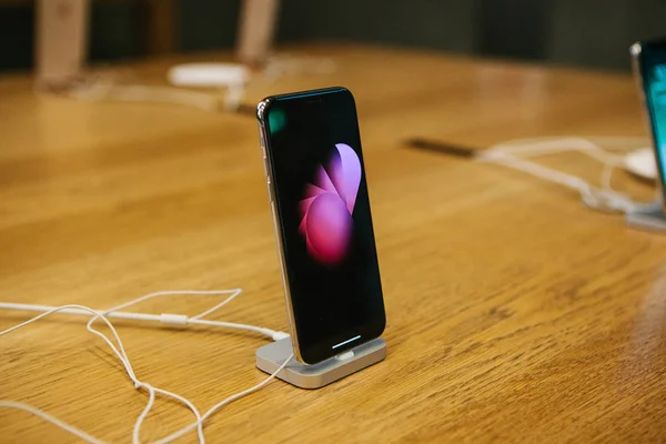 Präsentation des iphone x und Verkauf neuer Apfelprodukte im offiziellen Apple Store in Berlin. modernes rahmenloses iPhone x — Stockbild Berlin, 12.12.2017: präsentation des iphone x und verkauf neuer apfelprodukte im offiziellen apfelladen in berlin. modernes rahmenloses iPhone x — Stockfoto