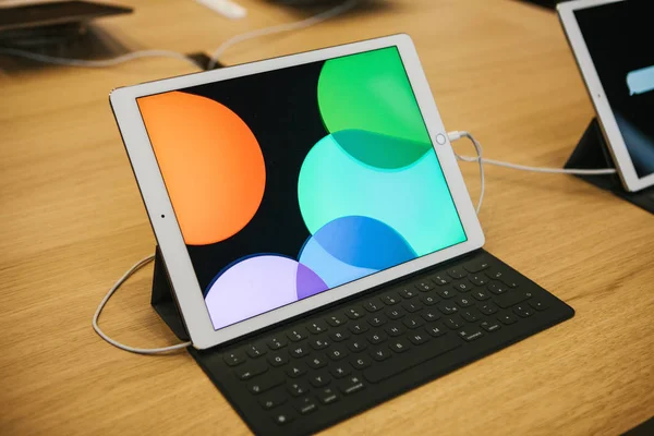 Berlim, 12 de dezembro de 2017: apresentação do novo tablet avançado Ipad Pro na loja oficial da Apple . — Fotografia de Stock