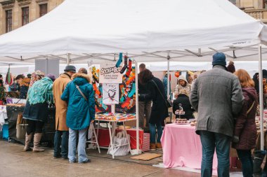 Prag, 18 Aralık 2017: insanların alışveriş Tasarımcısı piyasa denilen yıllık popüler Noel tasarımcı sokak pazar etrafında yürüyüş ve el yapımı hediyeler için arıyoruz.