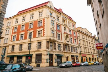 Prag, 20 Aralık 2017: Prag güzel sokak parke taşları, işaretleri reklam eski yapı ile ve çok sayıda otopark boyunca evleri arabalardan
