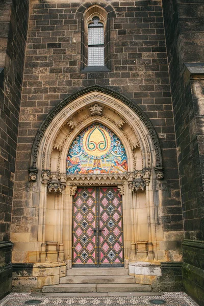 Une belle porte antique de la cathédrale catholique située dans la Haute Ville appelée Vysehrad à Prague. Entrée de la cathédrale . — Photo