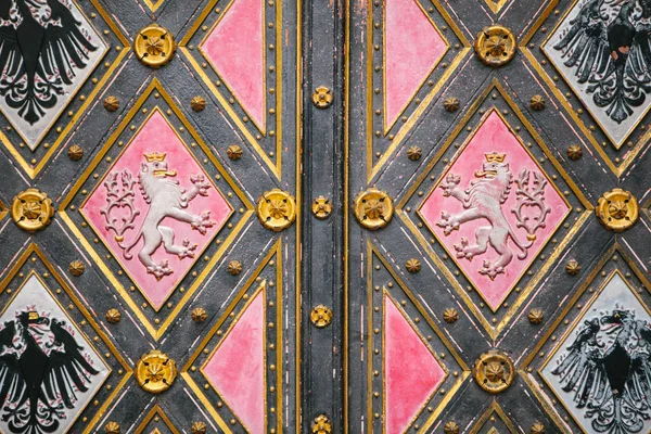 Piękne zabytkowe drzwi do katolickiej katedry znajduje się w mieście wysokiej o nazwie Wzgórzu Wyszehradzkim w Pradze. Wejście do katedry. — Zdjęcie stockowe