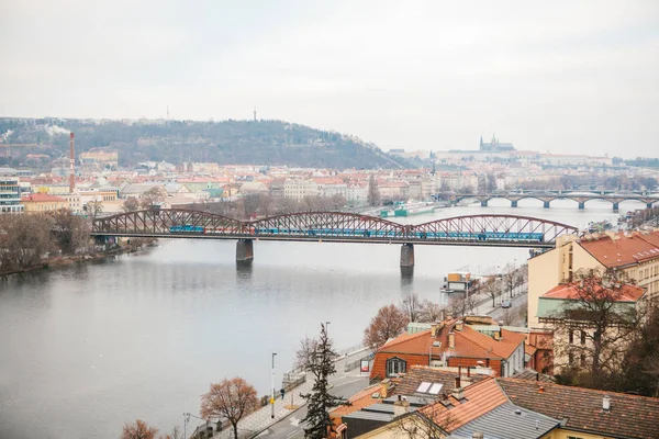 Pohled z nejvyššího bodu. Krásný výhled na řeku Vltavu, most a tradičních domů v Praze. — Stock fotografie