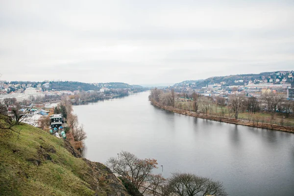 Pohled z nejvyššího bodu. Krásný pohled z řeky Vltavy v Praze. — Stock fotografie
