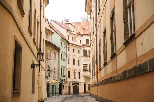 Una hermosa calle con casas tradicionales en Praga en la República Checa . — Foto de Stock