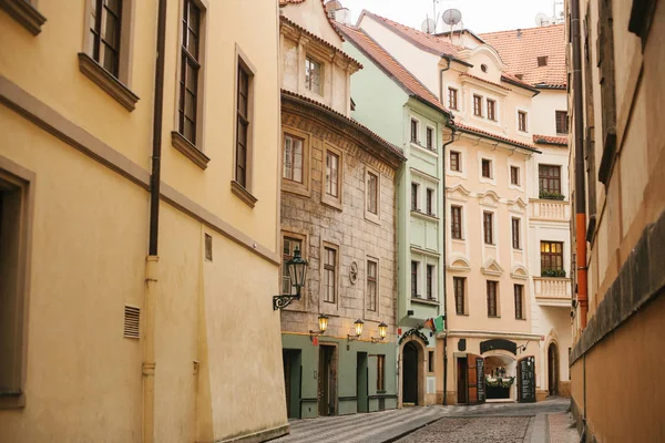 Krásná ulice s tradičními domy v Praze v České republice. — Stock fotografie