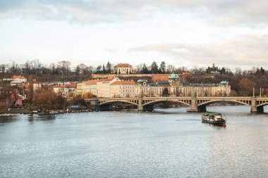 Bir yüksek noktasından görüntüleyin. Güzel manzaralarını Vltava Nehri, Köprüsü ve Prag geleneksel evleri.