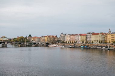 Prag Çek Cumhuriyeti mimarisinin güzel manzara. Geleneksel evleri Vltava Nehri yakınındaki.
