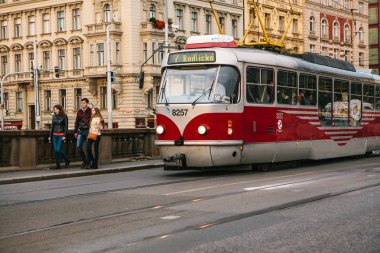 Prag, 23 Eylül 2017: Tramvay şehirde sokakta biniyor. Avrupa'nın geleneksel sokak toplu taşıma.