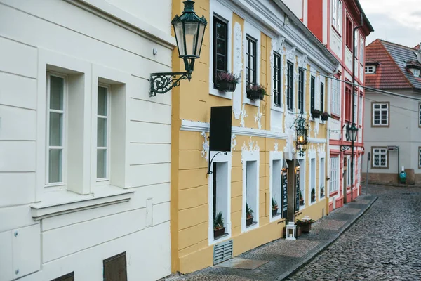 Έναν όμορφο δρόμο με τα παραδοσιακά σπίτια στην Πράγα στην Τσεχία. — Φωτογραφία Αρχείου
