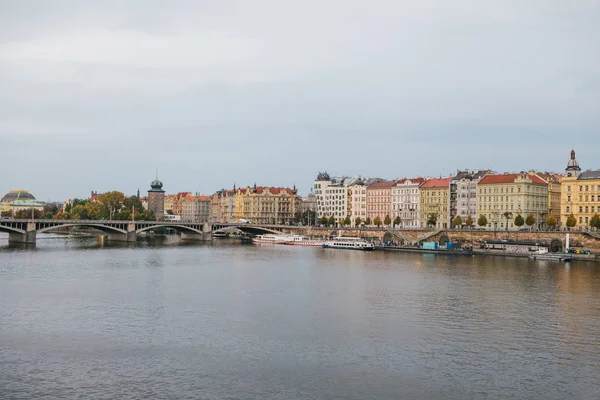 Belle vue sur l'architecture de Prague en République tchèque. Maisons traditionnelles près de la rivière Vltava . — Photo