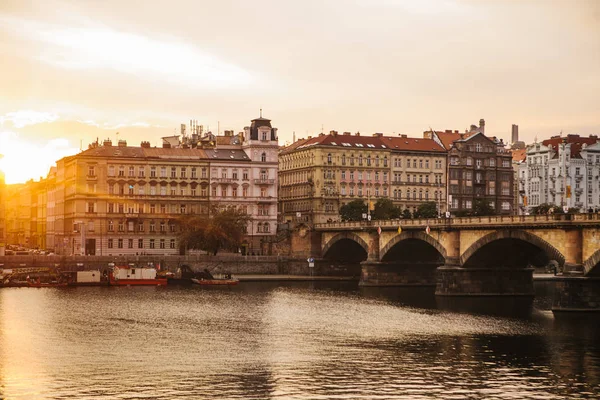 Prag Çek Cumhuriyeti batımında mimarisinin güzel manzara. Geleneksel evleri ve bir köprü Vltava Nehri. — Stok fotoğraf