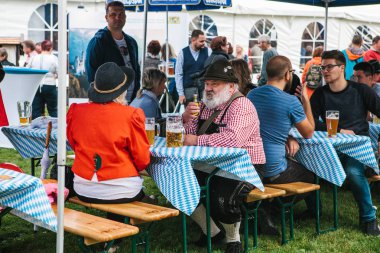 Prag, 23 Eylül 2017: Oktoberfest denilen geleneksel Alman Bira Festivali kutluyor. İnsanların birbirleri ile iletişim ve taze Alman bira içmek.