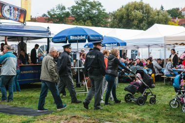 Prag, 23 Eylül 2017: Oktoberfest denilen geleneksel Alman Bira Festivali kutluyor. Polis genel bir olay olarak kamu düzeni korur. Can ve vatandaşların ve turistlerin sağlık koruma.