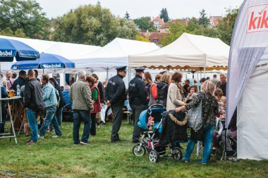 Prag, 23 Eylül 2017: Oktoberfest denilen geleneksel Alman Bira Festivali kutluyor. Polis genel bir olay olarak kamu düzeni korur. Can ve vatandaşların ve turistlerin sağlık koruma.