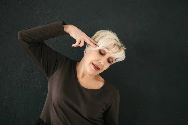 Una anciana muestra emocionalmente que tiene problemas. Emociones negativas . — Foto de Stock