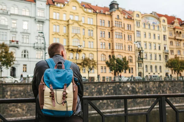 Un turista con uno zaino di fronte a una bella vecchia architettura a Praga nella Repubblica Ceca. Viaggi, turismo — Foto Stock