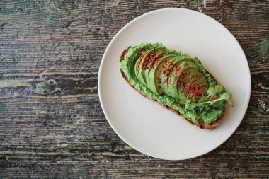 Üstten Görünüm. Bir plaka üzerinde avokado sandviç. Lezzetli ve sağlıklı diyet gıda.