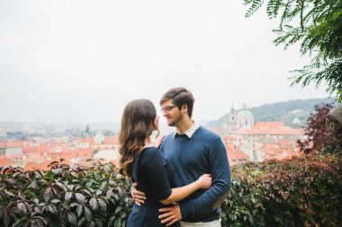 Sevgi dolu genç güzel bir çift öğrenci Avrupa'dan kucaklamak fon Çek Cumhuriyeti Prag güzel bir manzarasına karşı. Hisler ve duygular insanlar arasında kapatın.