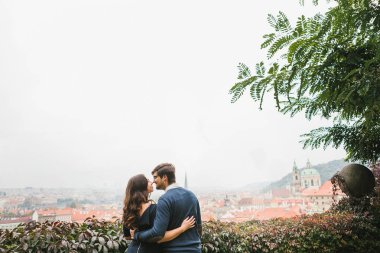 Sevgi dolu genç güzel bir çift öğrenci Avrupa'dan kucaklamak fon Çek Cumhuriyeti Prag güzel bir manzarasına karşı. Hisler ve duygular insanlar arasında kapatın.