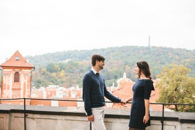 Sevgi dolu genç güzel bir çift öğrenci Avrupa'dan bahsediyoruz. Hisler ve duygular insanlar arasında kapatın. O elini alır.