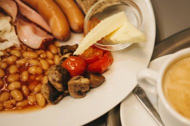 Geleneksel İngiliz kahvaltısı. Bir fincan kahve ile kapuçino yanında olduğunu. Ulusal Gıda. Tüm dünyada ünlü bir tabak.