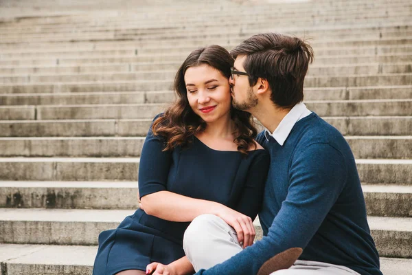 Een liefdevolle jonge mooie paar studenten uit Europa omhelzing en kus. Sluiten van gevoelens en emoties tussen mensen. — Stockfoto