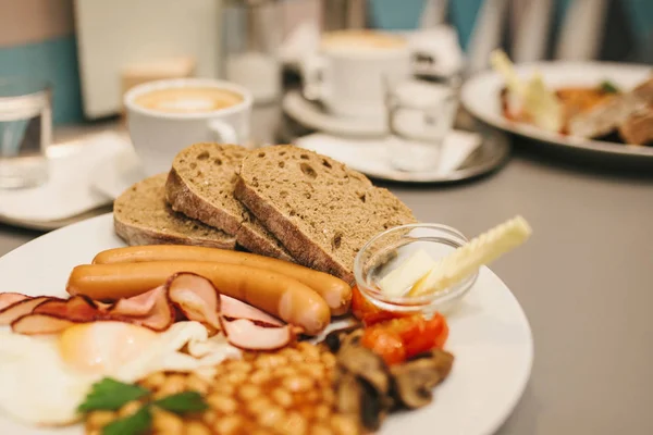 Geleneksel İngiliz kahvaltısı. Ulusal Gıda. Tüm dünyada ünlü bir tabak.