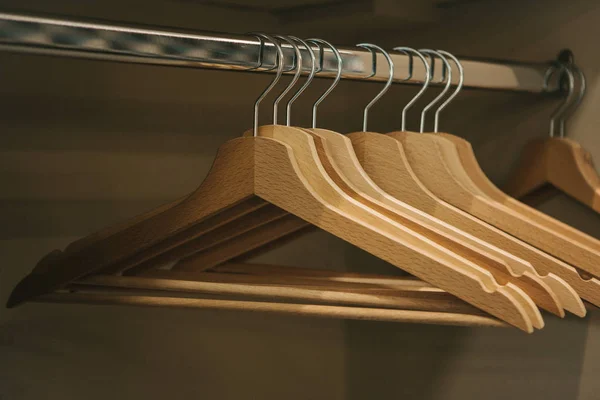 Cabides vazios pendurados em uma fileira no armário — Fotografia de Stock