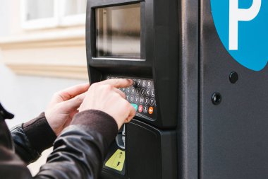 Otopark için ödeme için modern bir terminal. Kişi düğmeleri presler ve Park için öder. Günlük yaşamda modern teknoloji.