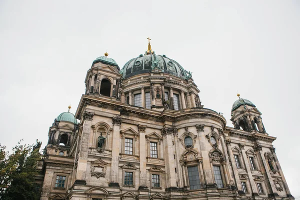 Katedra Berlińska nazywa Berliner Dom. piękny stary budynek w stylu klasycyzmu i baroku z krzyżem i rzeźby. — Zdjęcie stockowe