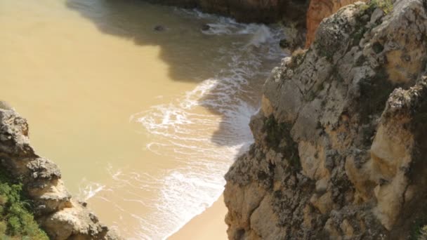 Piękne widoki na Ocean Atlantycki i skały w zatoce wybrzeża Portugalii. — Wideo stockowe